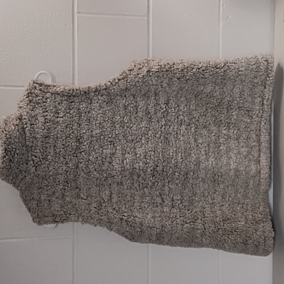 So Soft, Fluffy, Lightweight, jersey knit lined, 2 pocket, Sherpa Vest EUC - Picture 9 of 10